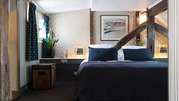 Suite, terras | Een minibar, een kluis op de kamer, een bureau, geluiddichte muren