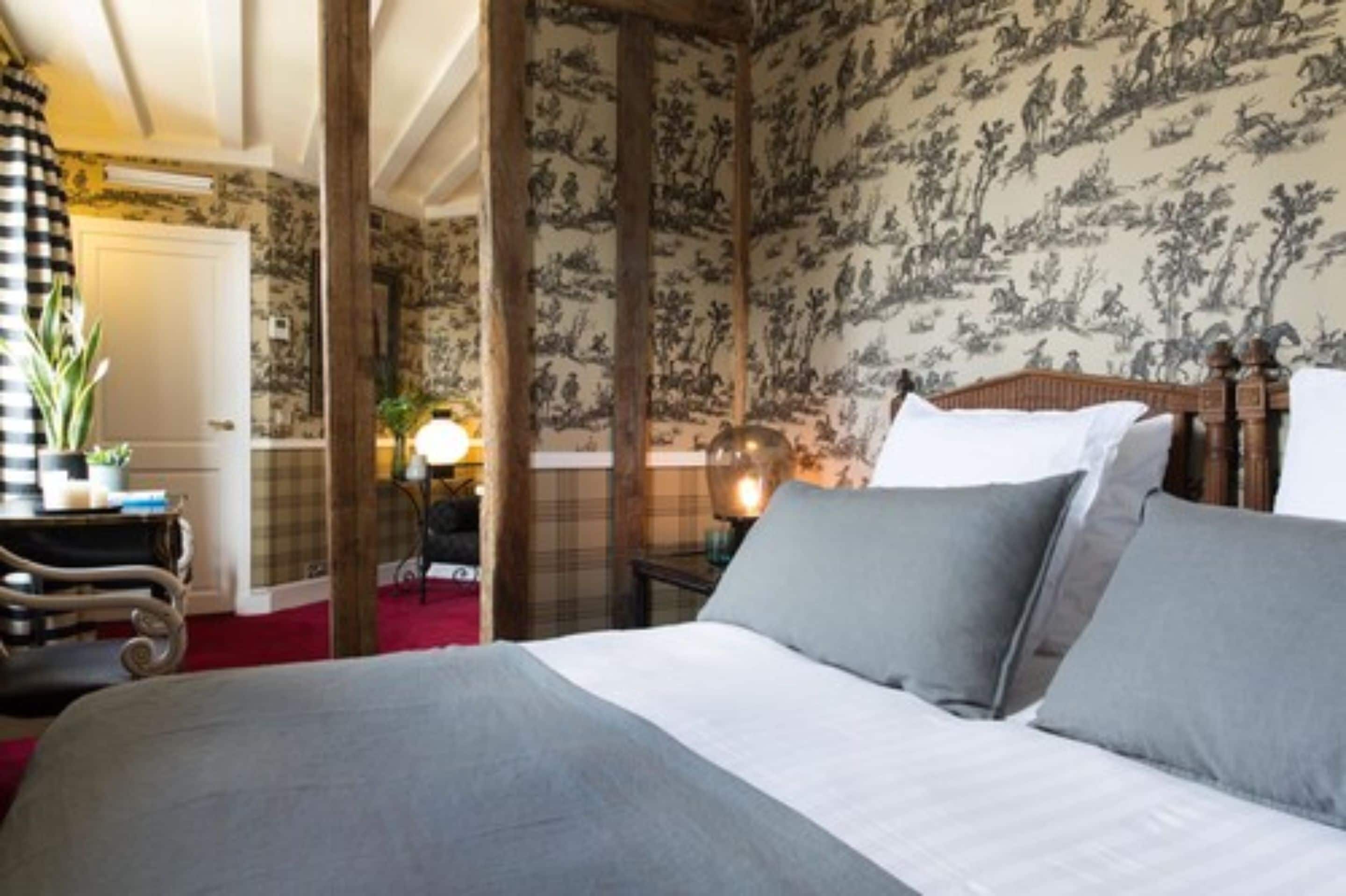 deluxe double room | 1 bedroom, minibar, in-room safe, desk