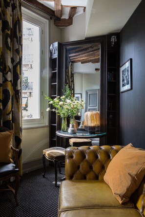 Deluxe Room (Hamam) | Minibar, in-room safe, desk, soundproofing