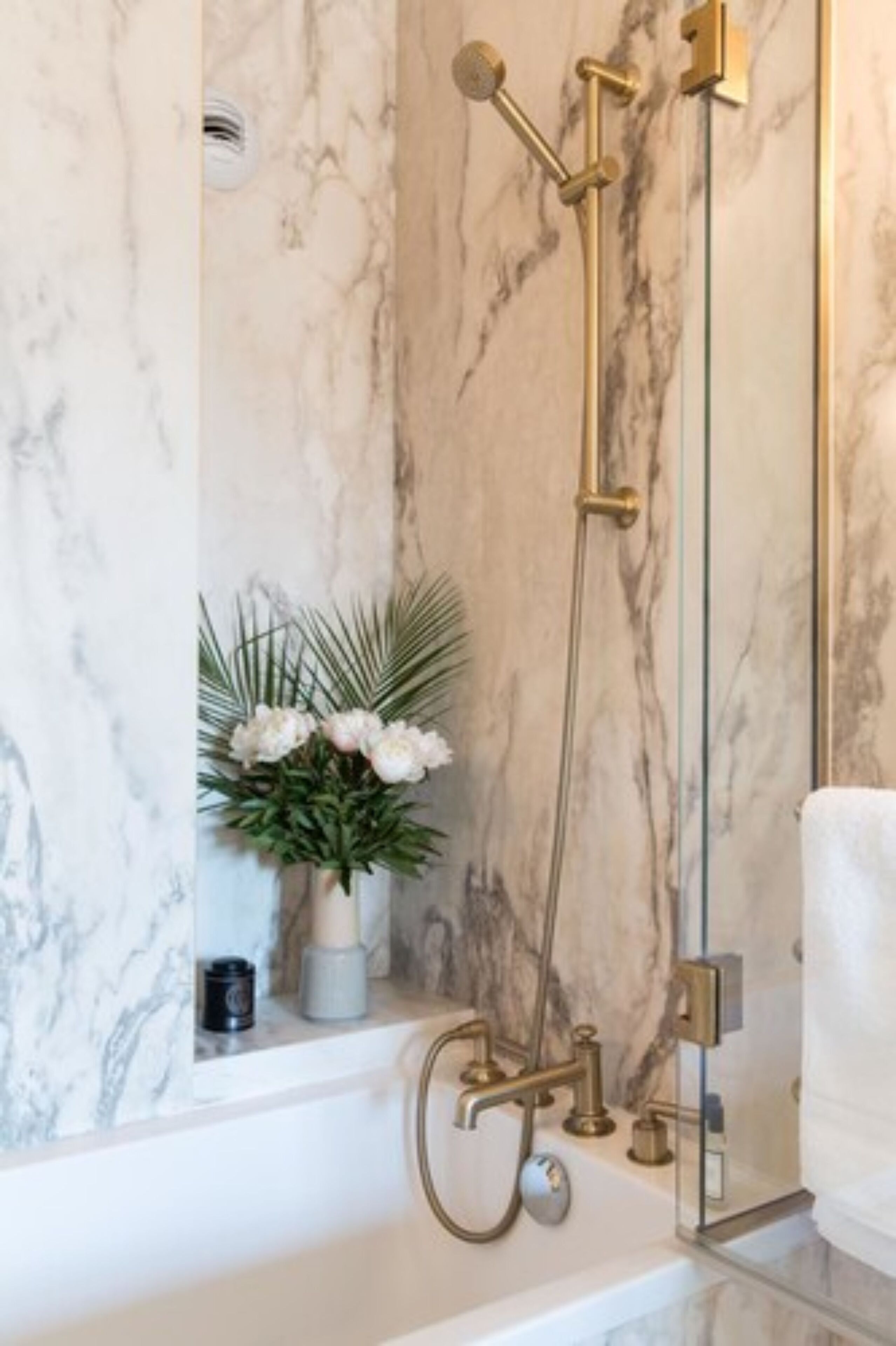 double room | 1 bedroom, minibar, in-room safe, desk