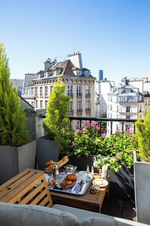 Suite, Terrace | In-room dining