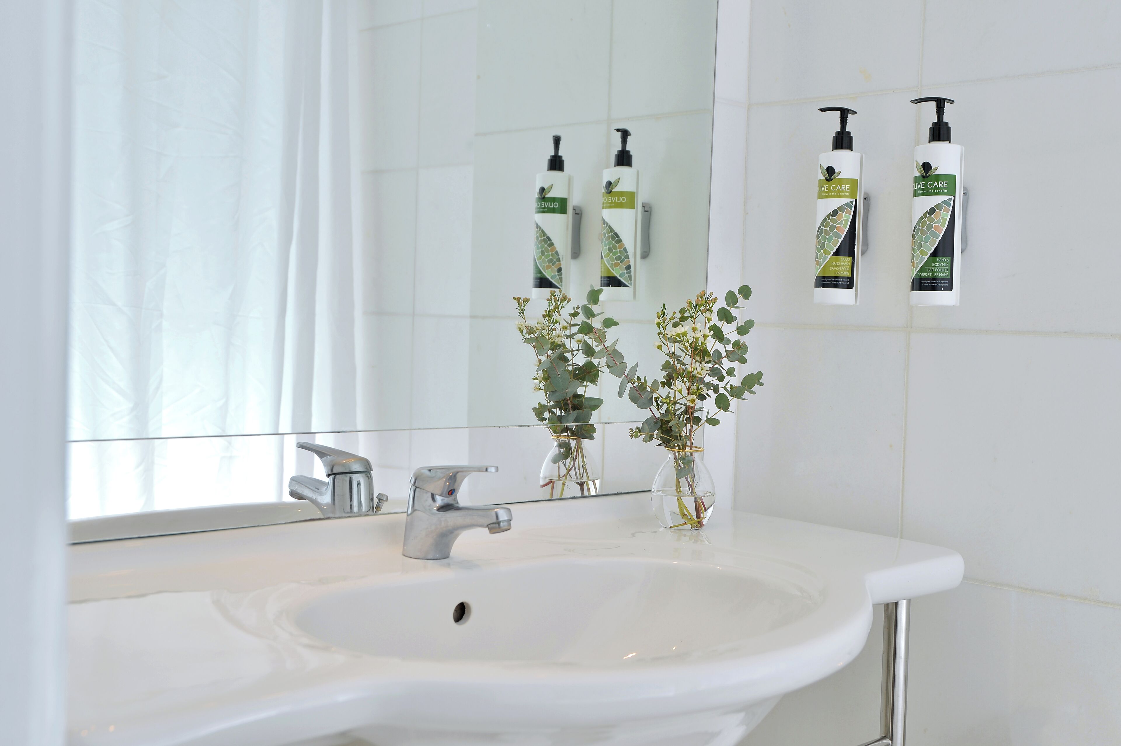 bathtub, free toiletries, hair dryer, towels