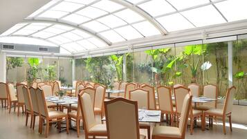 TĂ€gliches inbegriffenes FrĂŒhstĂŒcksbuffet