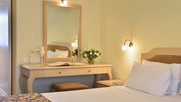 Classic Triple Room | Minibar, in-room safe, desk, free WiFi