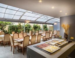 Café da manhã com buffet grátis todos os dias