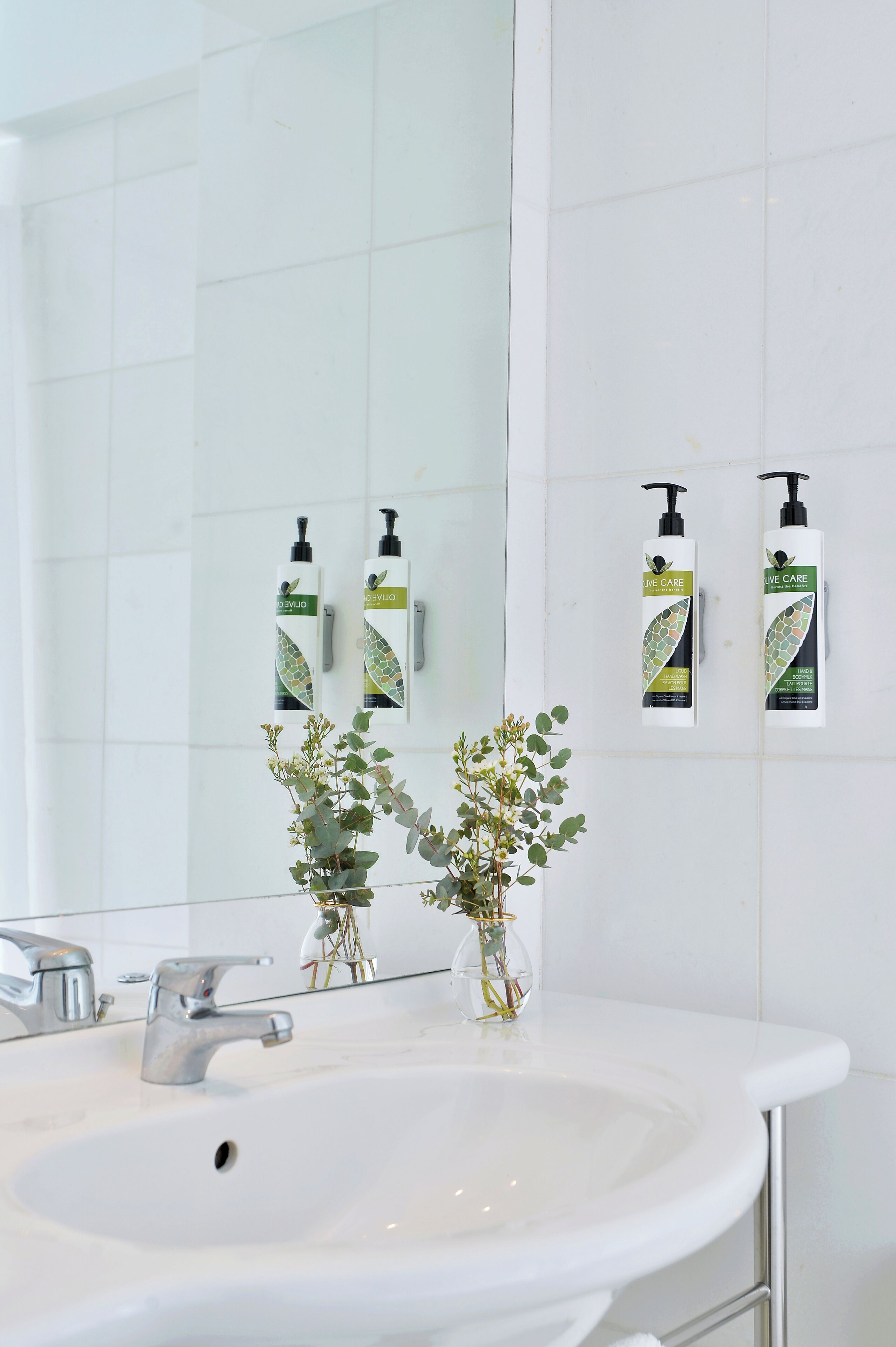 classic room | bathroom | bathtub, free toiletries, hair dryer, towels