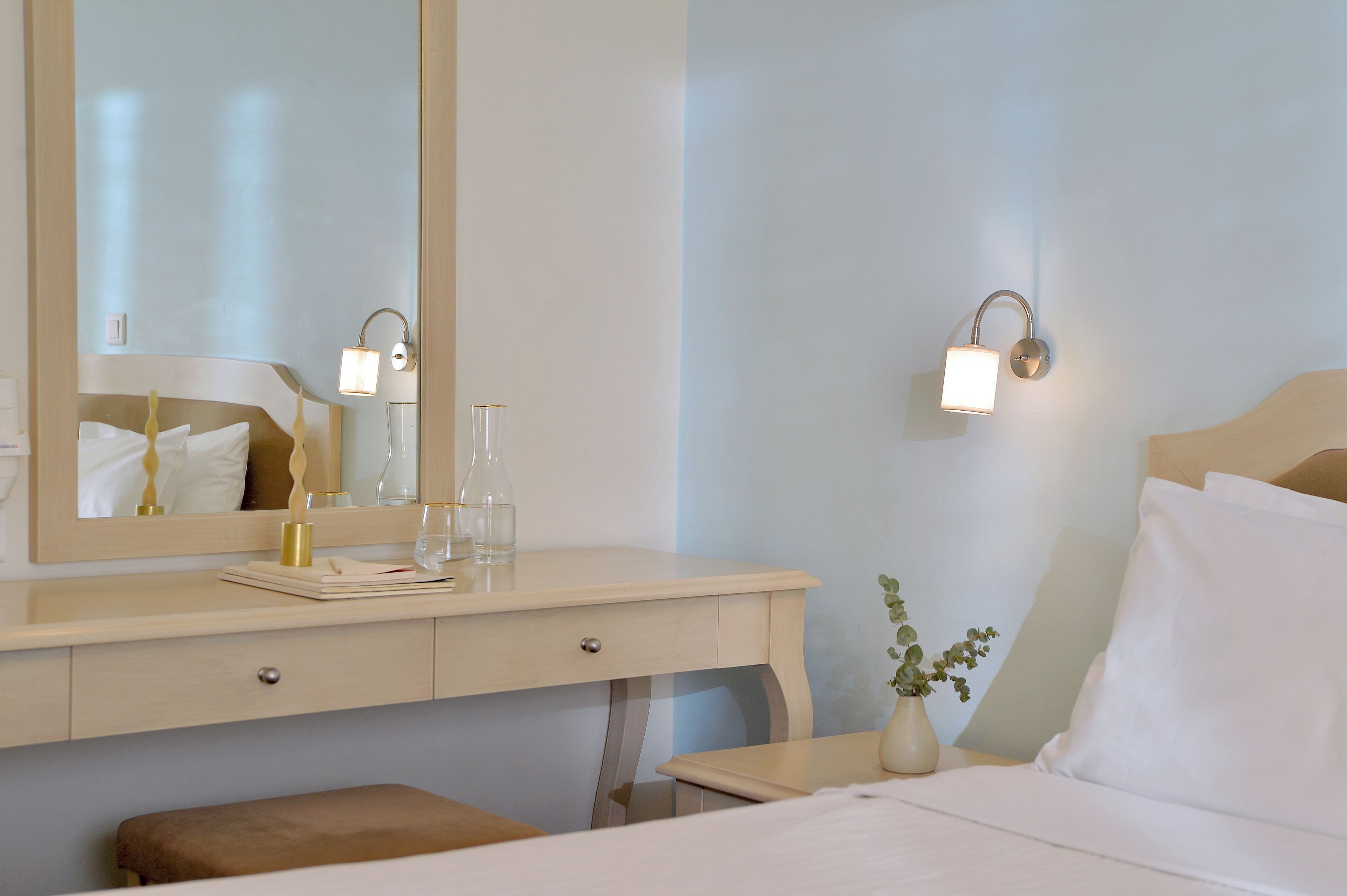 Classic Room | Minibar, in-room safe, desk, free WiFi