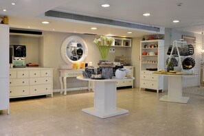 Café da manhã com buffet grátis todos os dias
