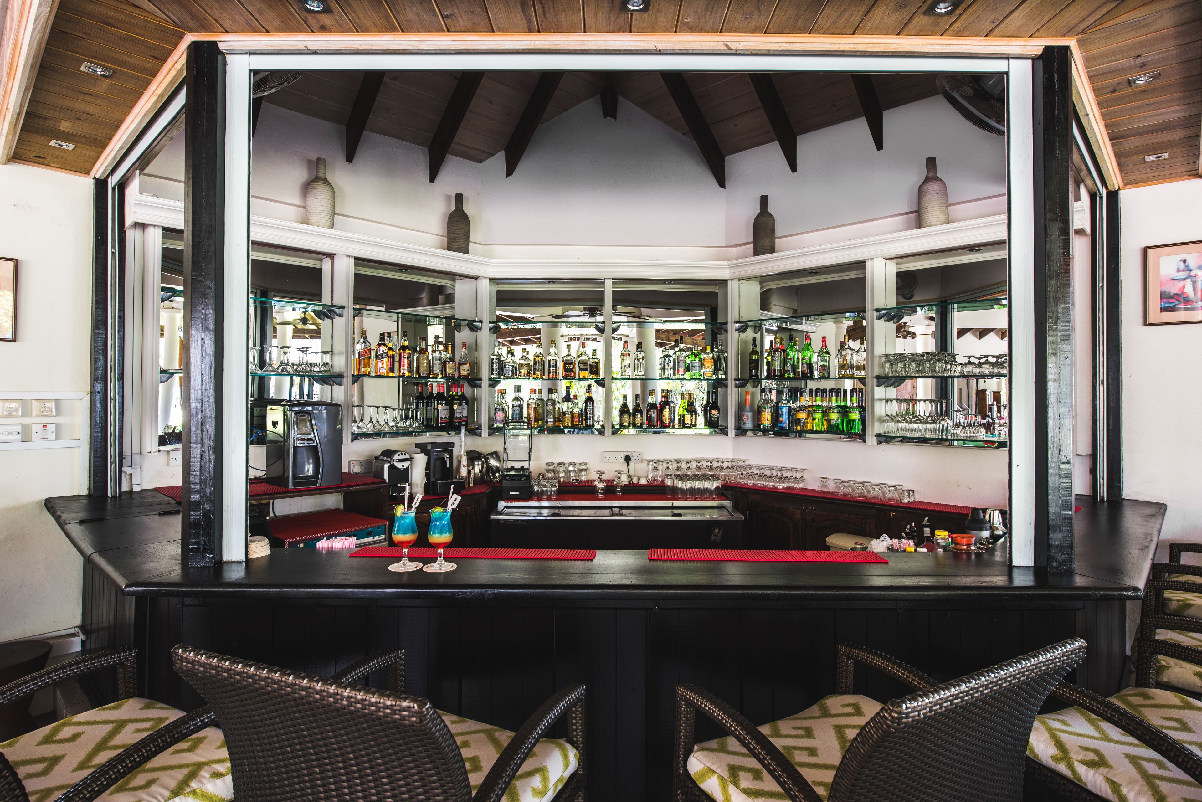 3 bars/lounges, swim-up bar, poolside bar