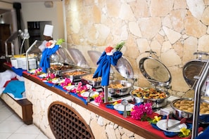 Desayuno buffet (USD 24 por persona) 