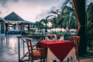2 restaurants, servant le déjeuner et le dîner; cuisine internationale