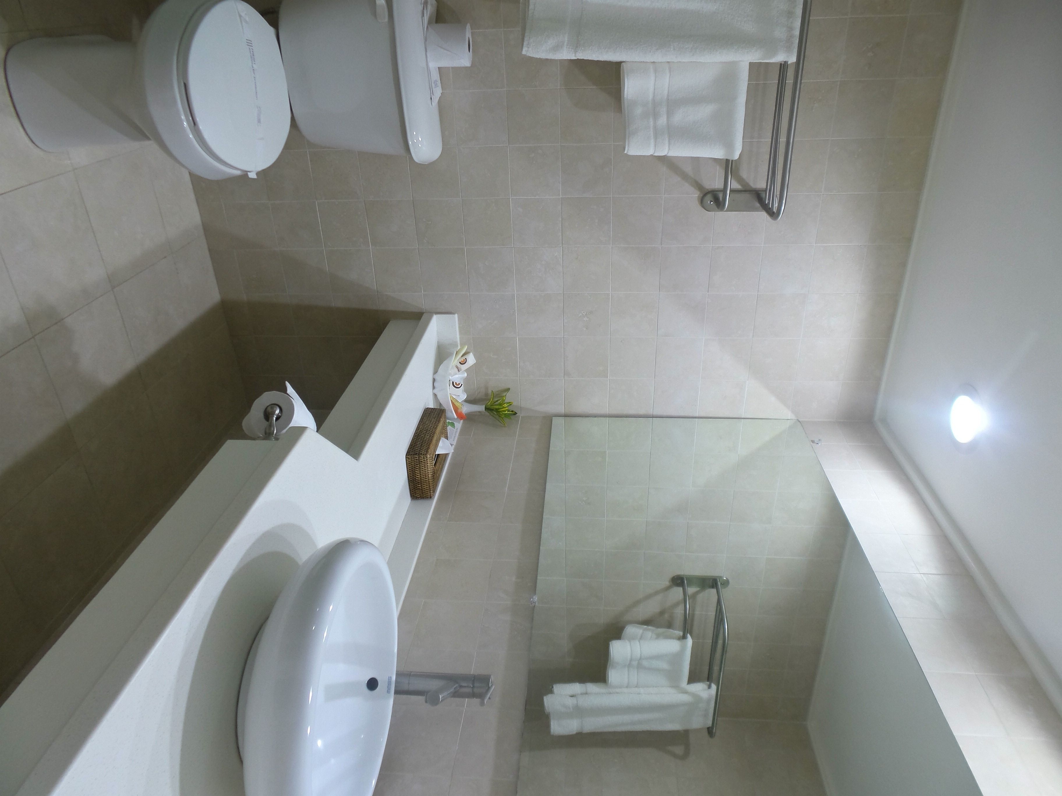 superior room, garden view (pool view) | bathroom | combined shower/bathtub, free toiletries, hair dryer, towels