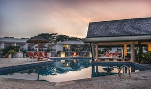 Outdoor pool, pool umbrellas, pool loungers - Coyaba Beach Resort (St. George's)