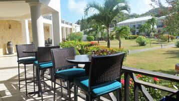 2 ristoranti, aperti a colazione e a pranzo, cucina internazionale