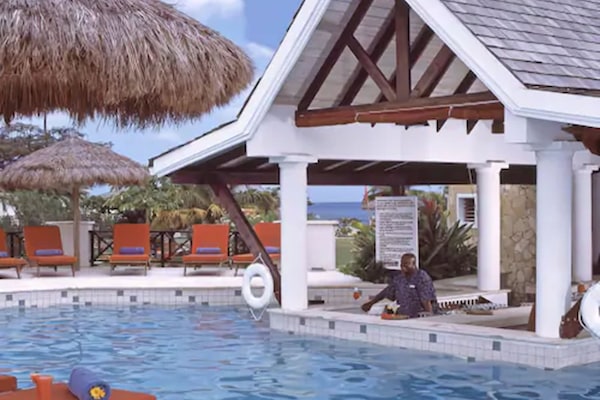 Piscine extérieure, parasols de plage, chaises longues