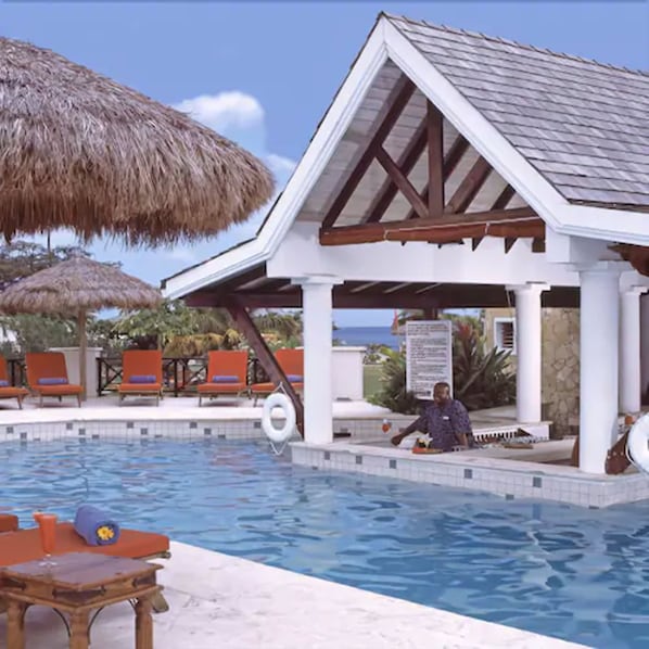 Piscine extérieure, parasols de plage, chaises longues