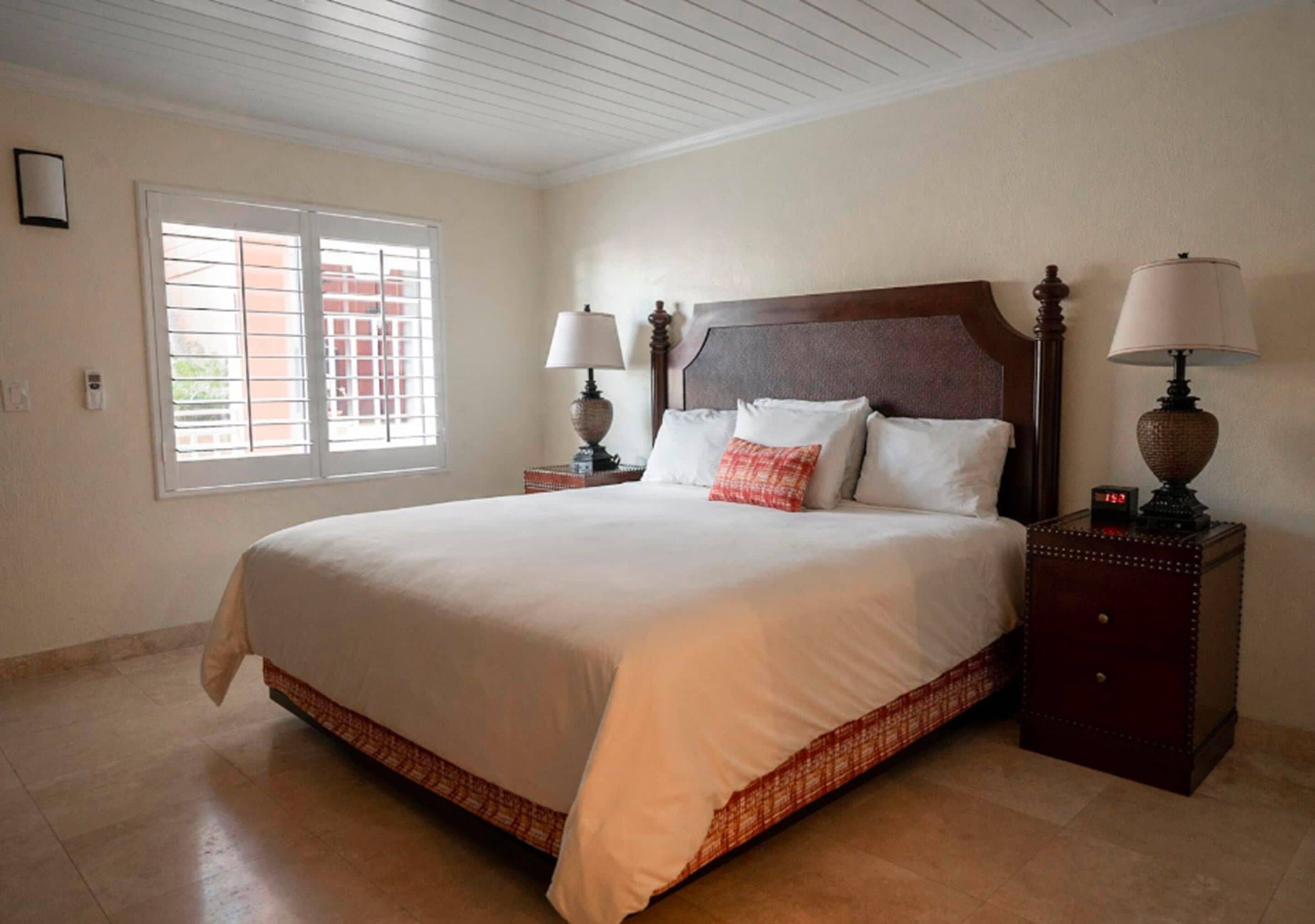 Superior kamer, 1 kingsize bed | Een kluis op de kamer, individueel gedecoreerd, een bureau