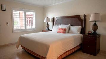 Superior kamer, 1 kingsize bed | Een kluis op de kamer, individueel gedecoreerd, een bureau