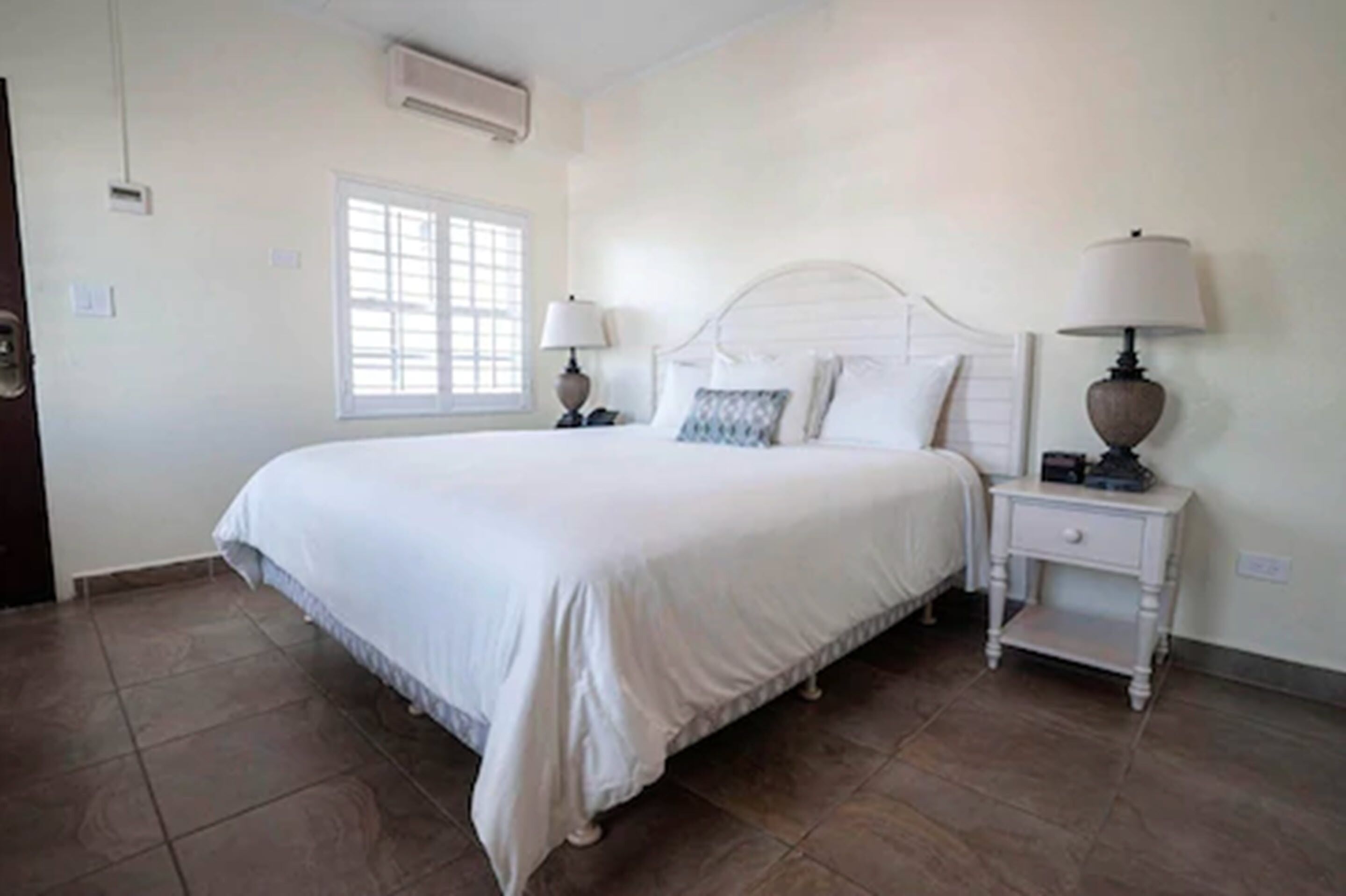 classic room, 1 king bed | in-room safe, individually decorated, desk, iron/ironing board