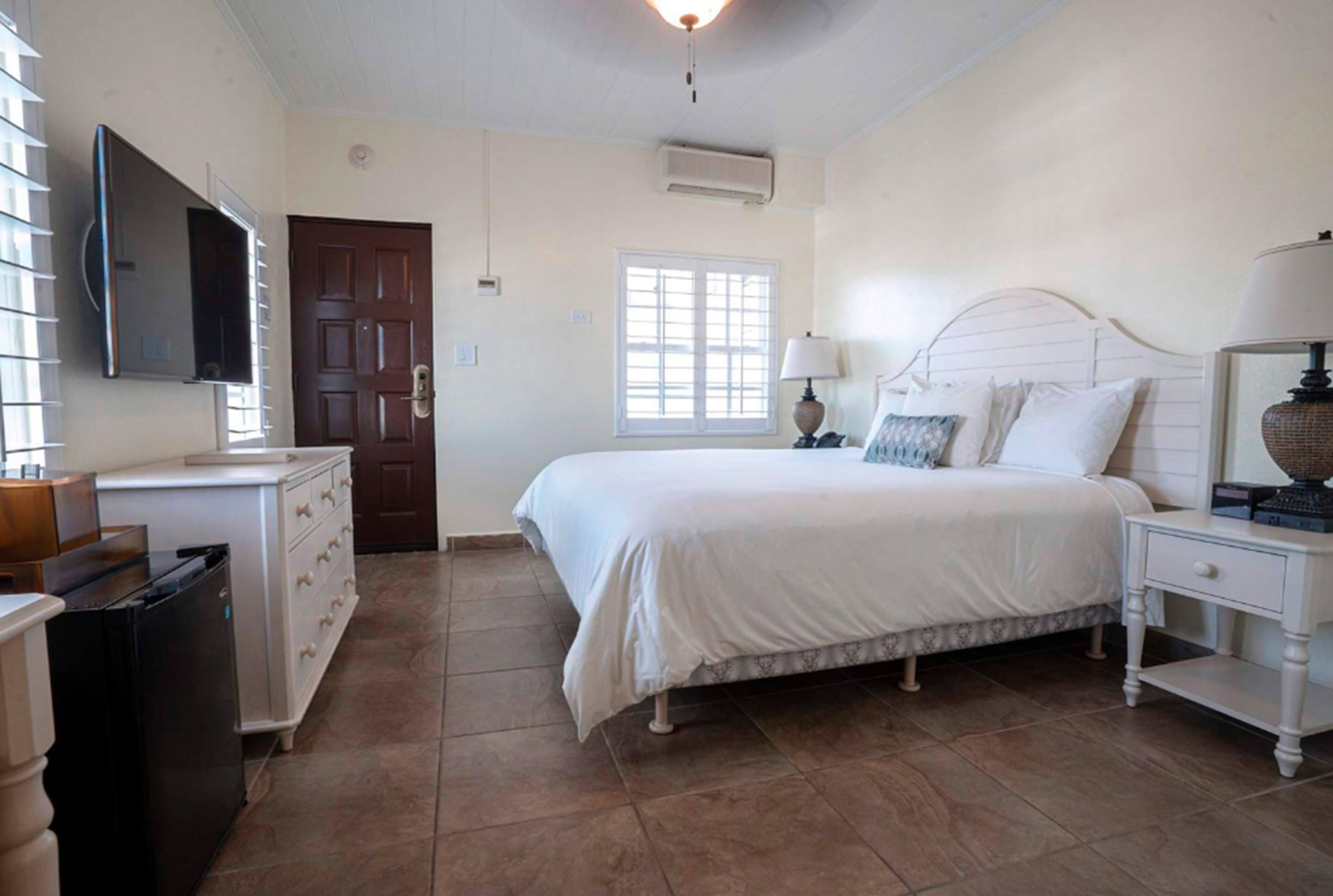 classic room, 1 king bed | in-room safe, individually decorated, desk, iron/ironing board