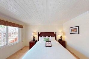 Classic Room, 1 King Bed | In-room safe, individually decorated, desk, iron/ironing board