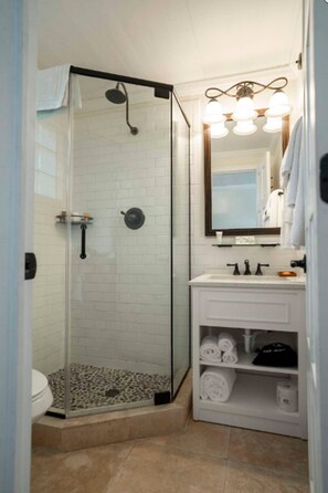 Regadera, amenidades de baño gratuitas, secadora de cabello, batas 