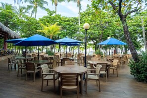 Déjeuner, dîner et souper servis sur place, vue sur la mer 