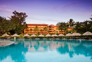 3 outdoor pools, pool loungers