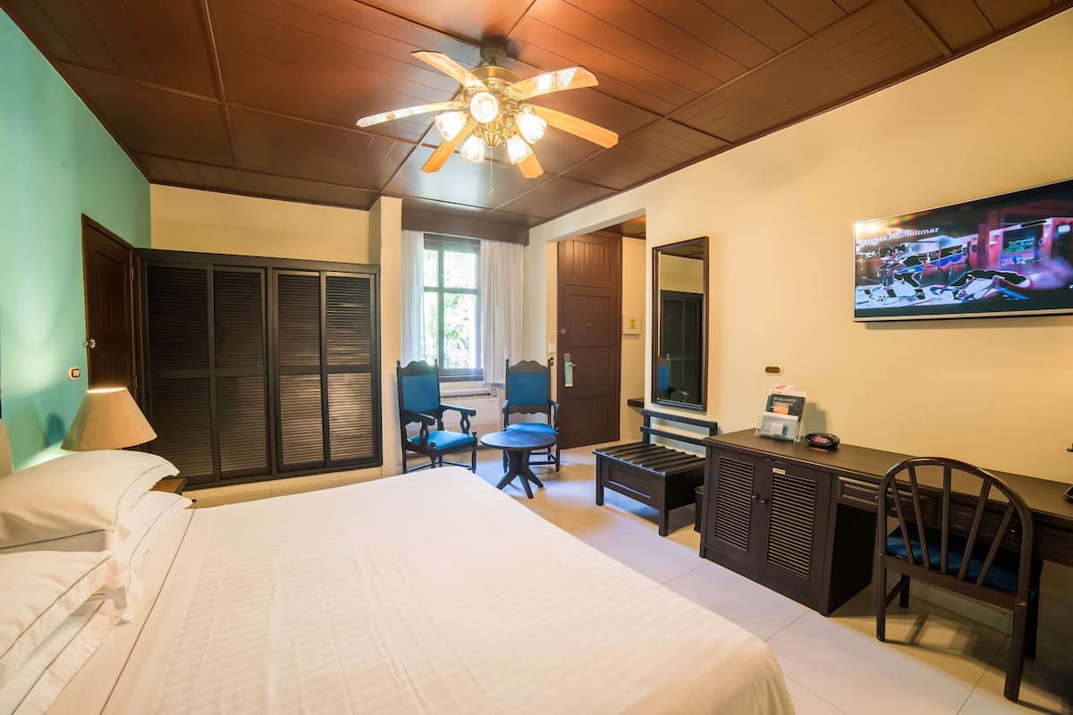 Minibar với thức uống miễn phí, két bảo mật tại phòng, bàn