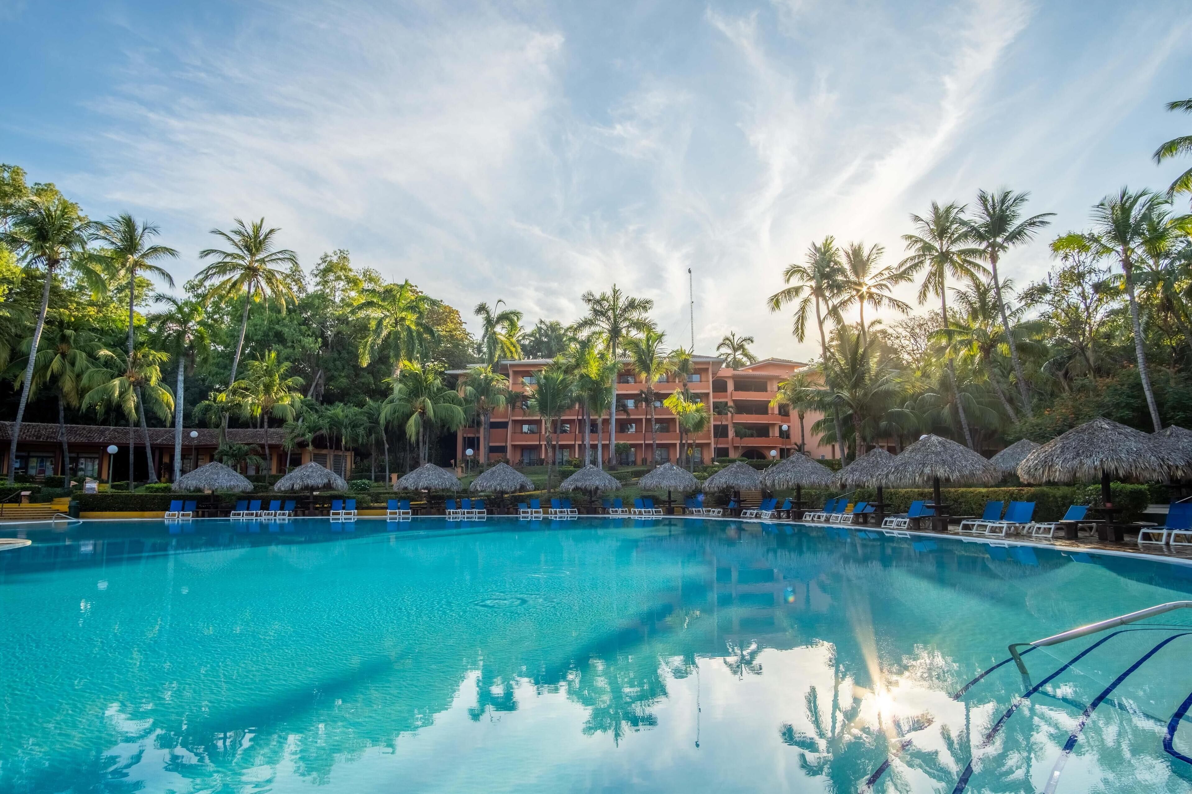 3 piscines extérieures, chaises longues