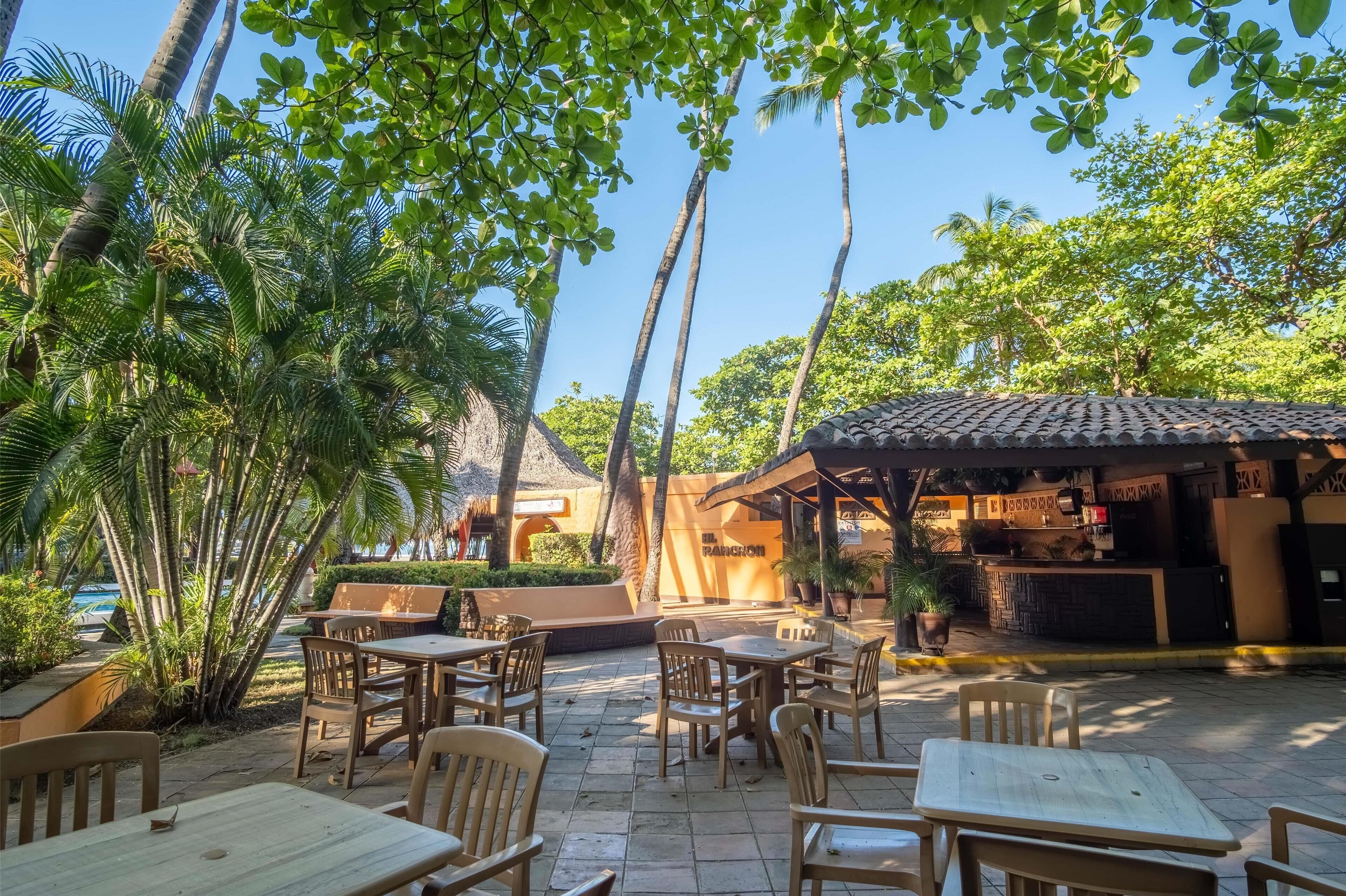 Aperto a colazione, pranzo e cena, con vista sul mare 