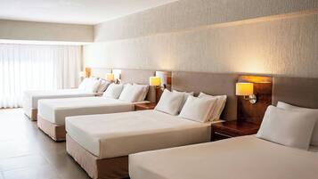 Minibar, caja de seguridad en la habitación y escritorio