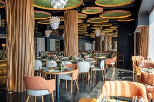 5 restaurantes, se sirve almuerzo 