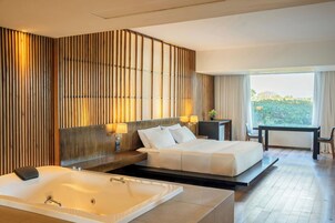 Minibar, caja de seguridad en la habitación y escritorio