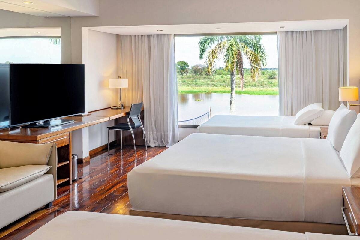 Habitación Premier, 2 camas de matrimonio | Minibar, caja fuerte, escritorio y cortinas opacas