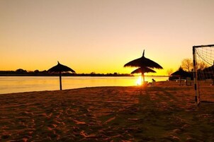 Playa privada, sombrillas, vóleibol de playa, kayak