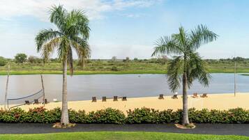 Frigobar, cofres nos quartos, escrivaninha, cortinas blackout