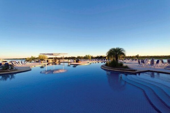 2 piscines extérieures, parasols de plage, chaises longues