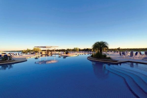 2 piscine all'aperto, ombrelloni da piscina, lettini