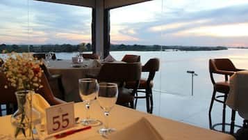 5 restaurantes; se sirven comidas