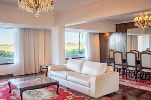 迷你吧、客房内保险箱、办公桌、遮光窗帘