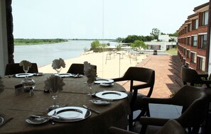 5 restaurants; lunch and dinner served
