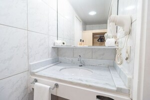 Quarto casal superior | Banheiro | Chuveiro, produtos de toalete grátis, secador de cabelo
