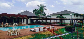 Piscina externa, guarda-sóis