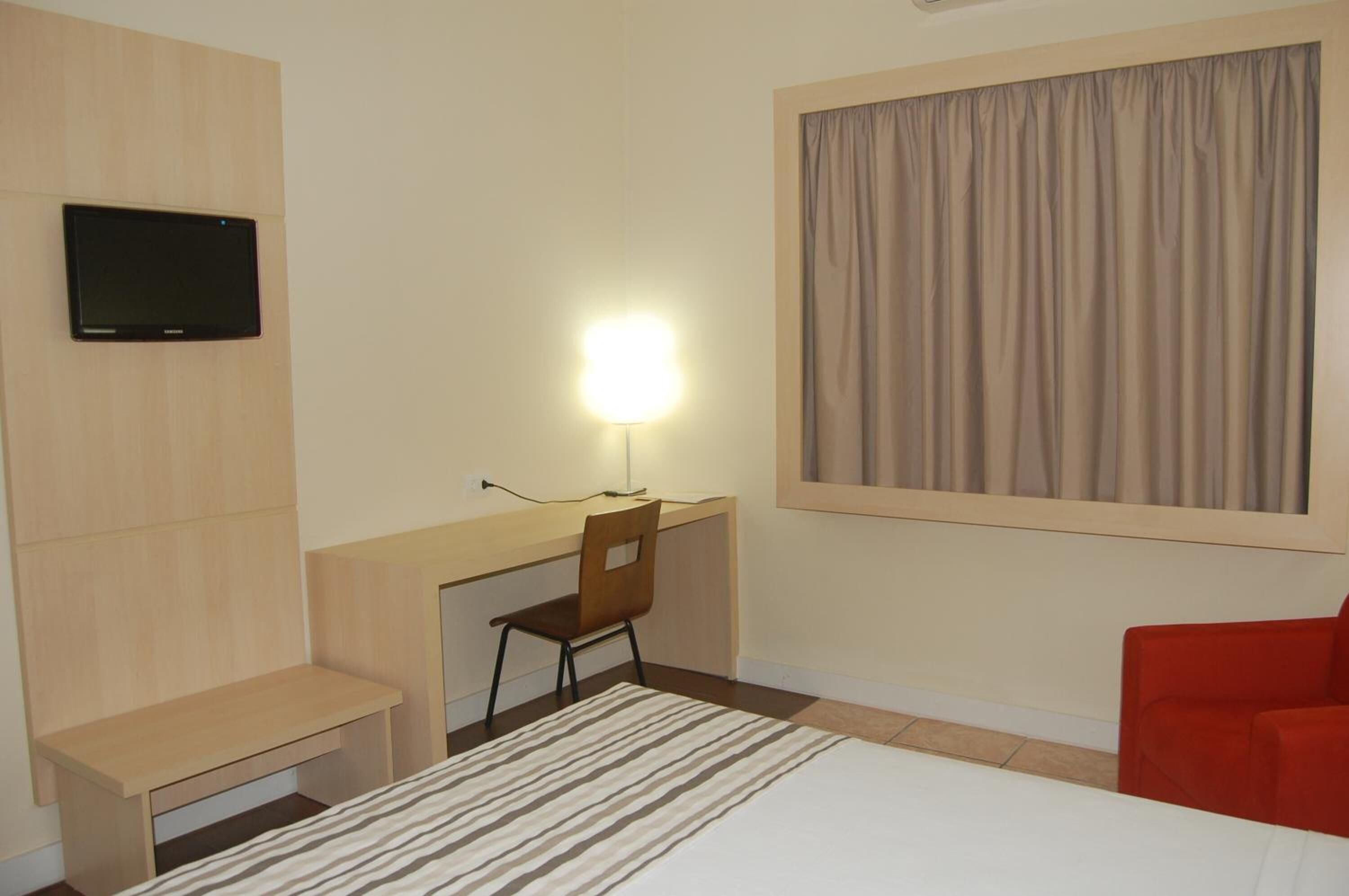 Minibar, escritorio, cortinas opacas y sistema de insonorización