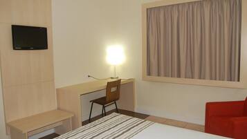 Minibar, escritorio, cortinas opacas y sistema de insonorización