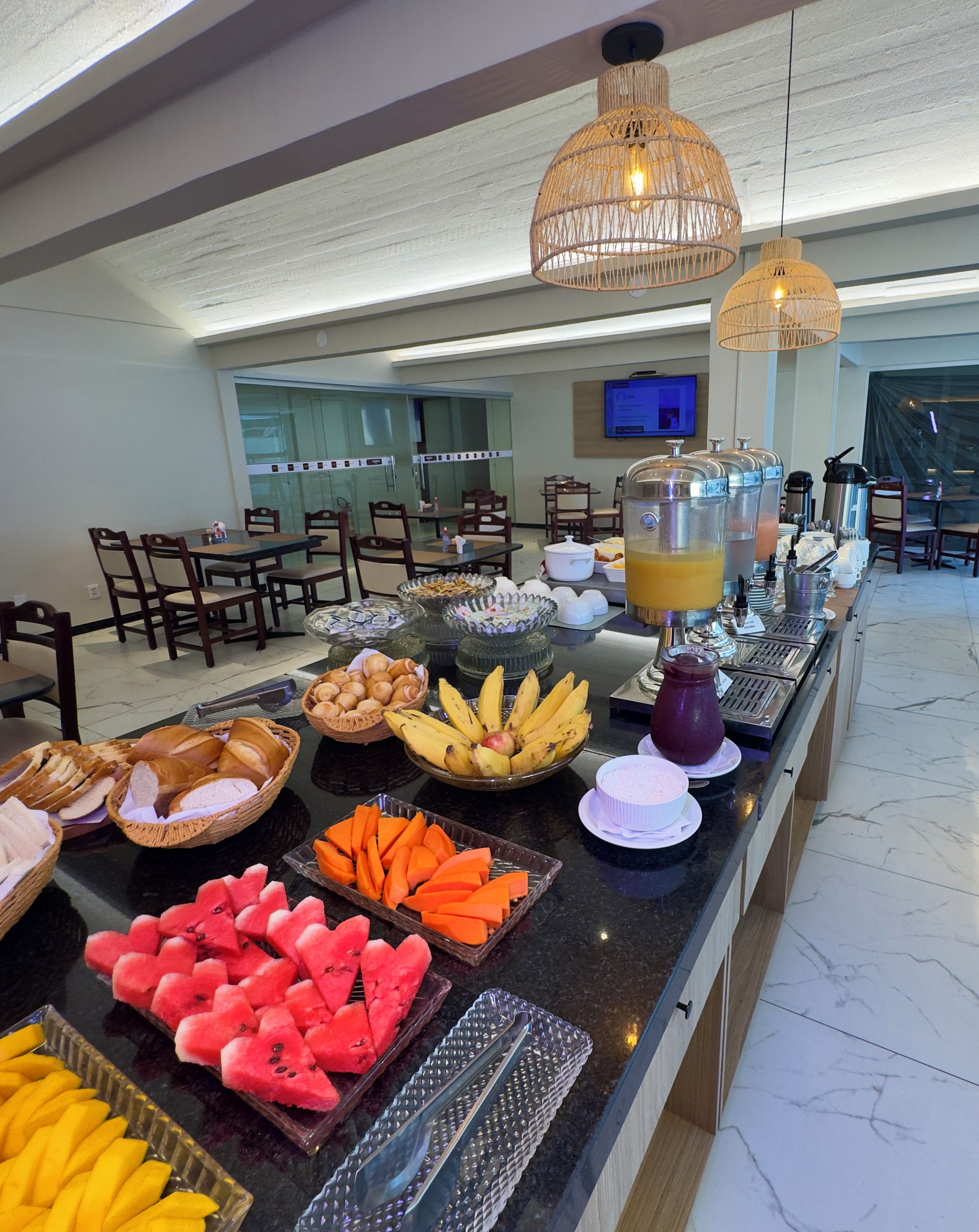 Un buffet proposant une variété de plats et un distributeur de jus.