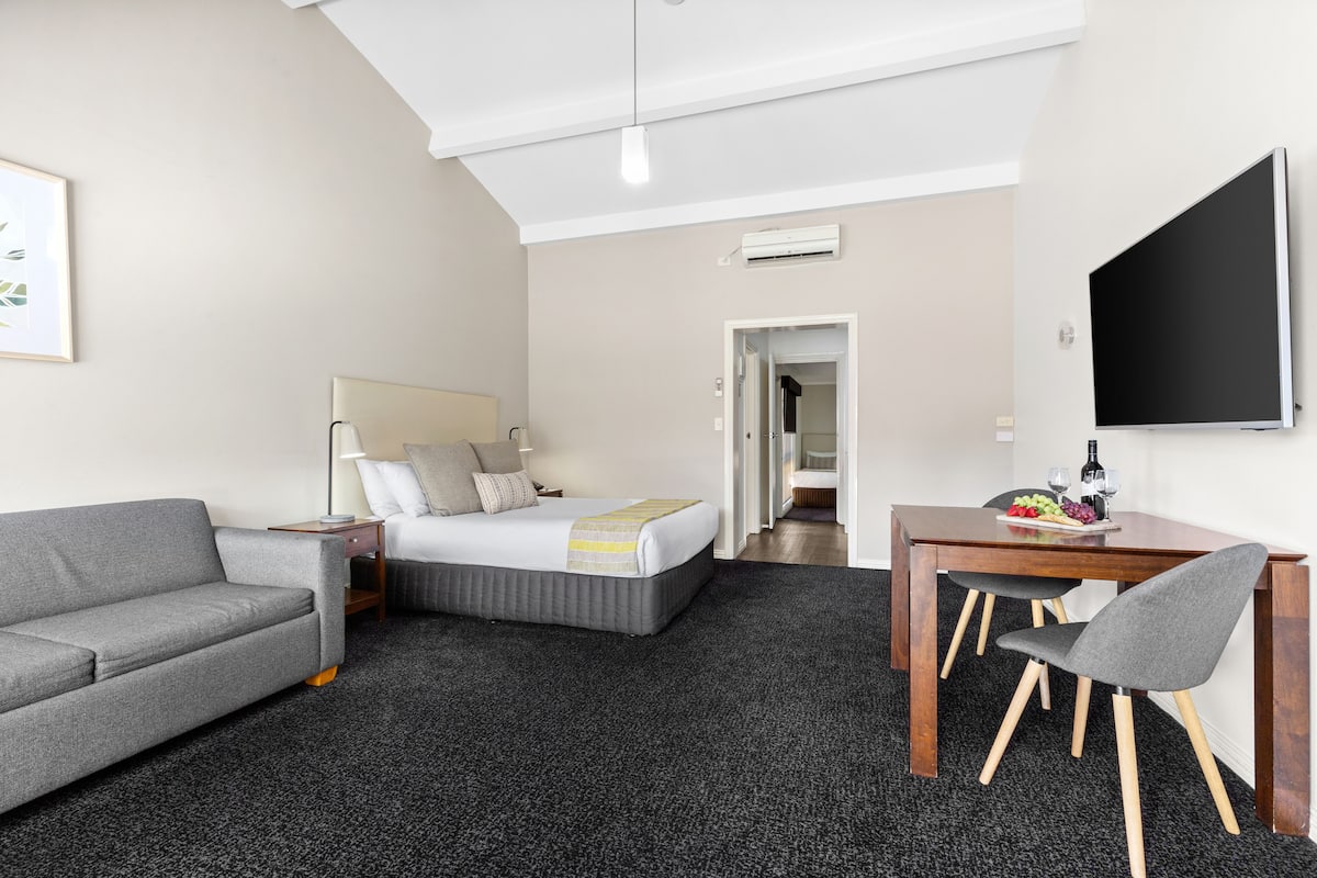 Family Suite, 2 Bedrooms | 1 bedroom, pillowtop beds, iron/ironing board, cribs/infant beds