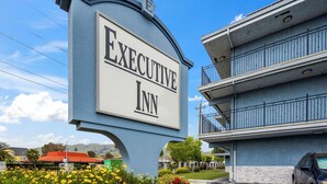 A sign for the Executive Inn with a clear view of the building's exterior. - Executive Inn Hotel (Milpitas)