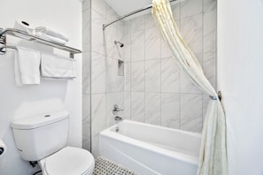 Standard Room, 1 King Bed | Bathroom | Combined shower/tub, free toiletries, hair dryer, towels